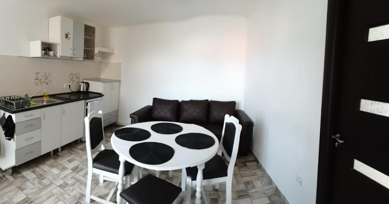 Carla'S Place Ap 2 Орадеа Екстериор снимка