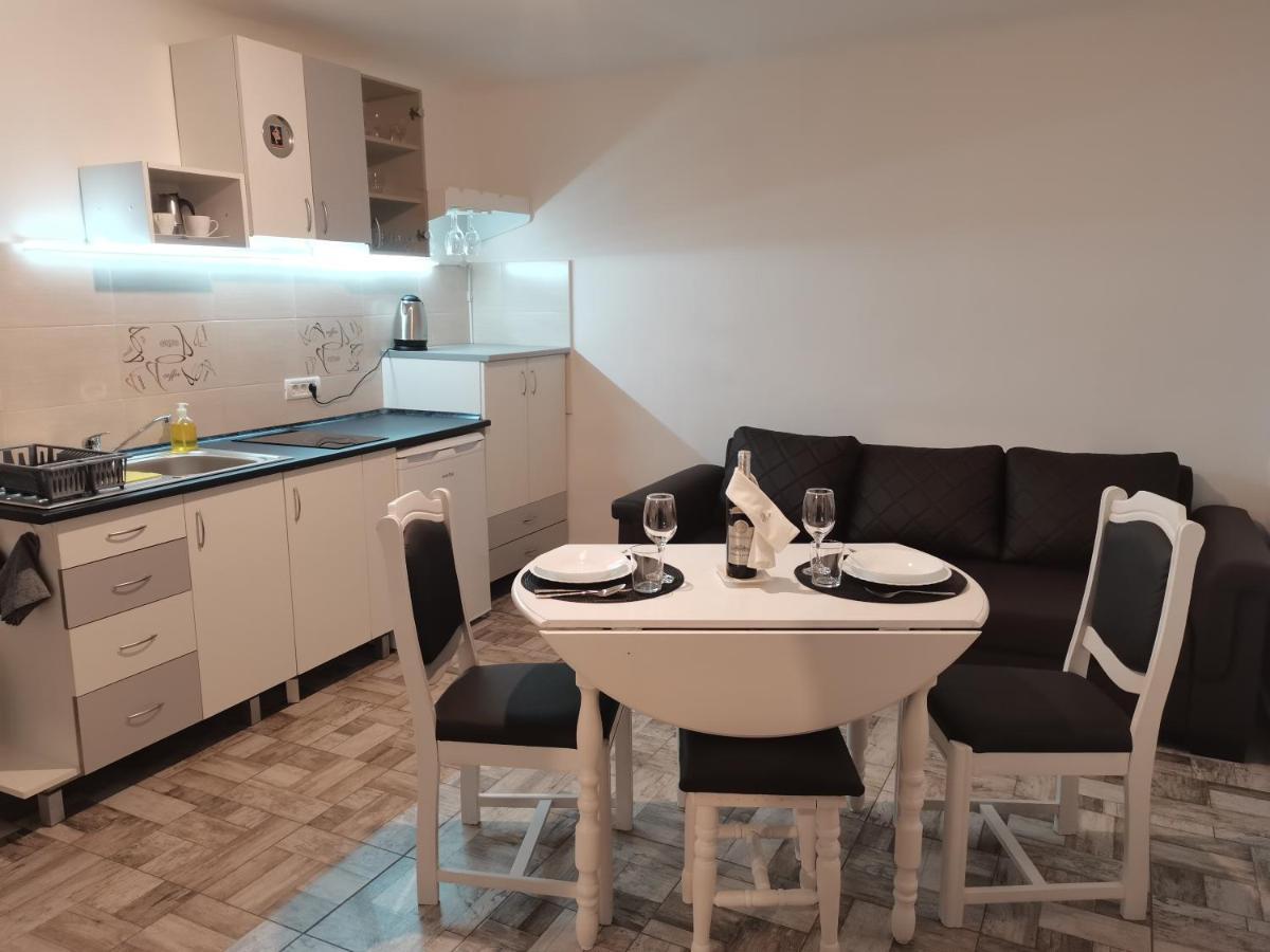 Carla'S Place Ap 2 Орадеа Екстериор снимка